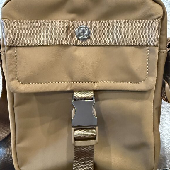 Lululemon 2L Wanderlust Bag NWOT - Picture 2 of 4